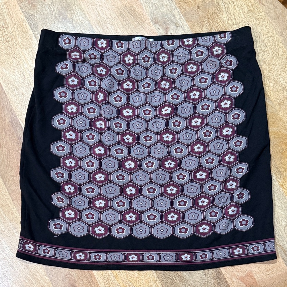 Flattering Chic Patterned Skirt in Black and Burgundy